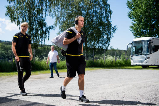 Johannes Eftevaag and Erlend Segberg arrive