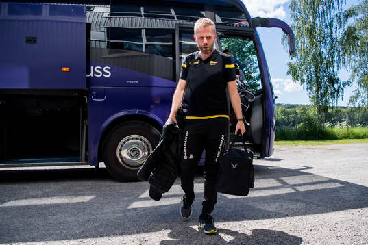 Joey Hardarson, head coach of Start, arrives