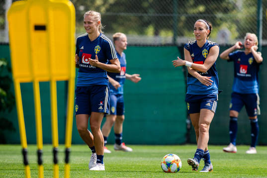 Fridolina Rolfö and Kosovare Asllani of Sweden