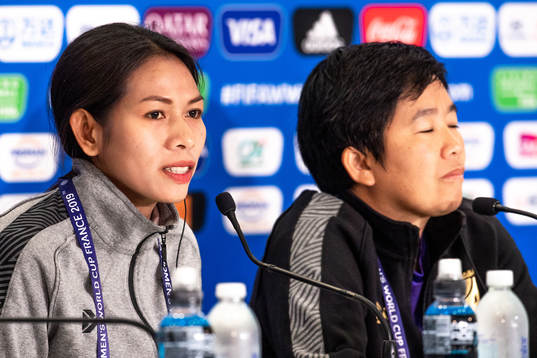 Pikul Khueanpet  and Nuengrutai Srathongvian, head coach of