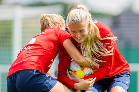 Amalie Vevle Eikeland and Emilie Nautnes of Norway