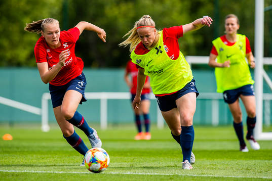 Frida Leonhardsen Maanum and Therese Sessy Åsland of Norway