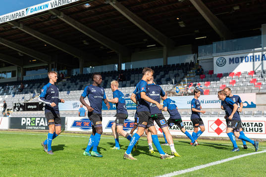 Halmstads spelare före fotbollsmatchen i Superettan mellan