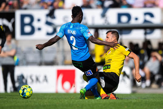 Halmstads Thomas Boakye och Mjällbys Adi Terzic