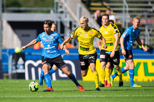Halmstads Dusan Djuric och Mjällbys Viktor Gustafson