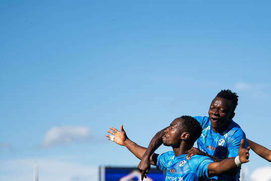 Halmstads Sadat Karim jublar med Thomas Boakye och Rasmus