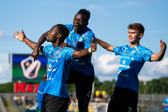 Halmstads Sadat Karim jublar med Thomas Boakye och Rasmus