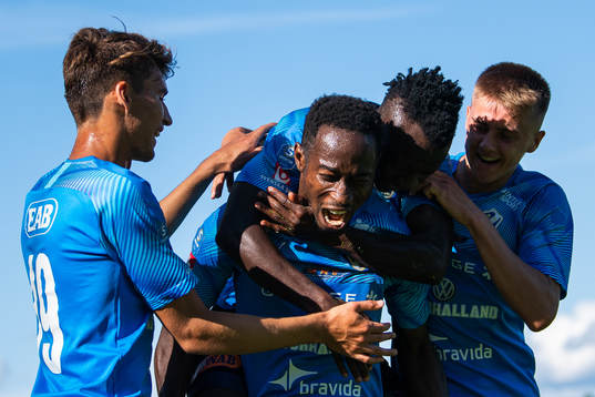 Halmstads Sadat Karim jublar med lagkamrater