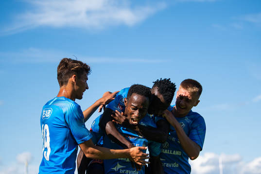Halmstads Sadat Karim jublar med lagkamrater