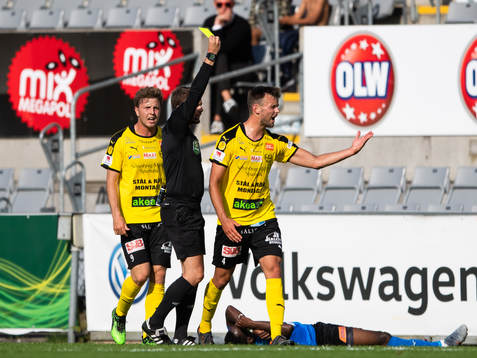 Mjällbys Max Watson får gult kort av domare Joakim