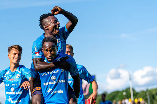 Halmstads Sadat Karim jublar med Thomas Boakye