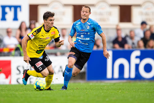 Mjällbys Jesper Gustavsson och Halmstads Joel Allansson