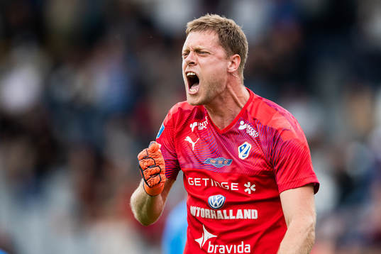 Halmstads målvakt Malkolm Nilsson jublar på slutsignalen