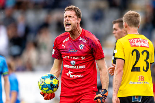 Halmstads målvakt Malkolm Nilsson jublar