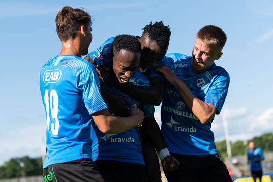 Halmstads Sadat Karim jublar med lagkamrater
