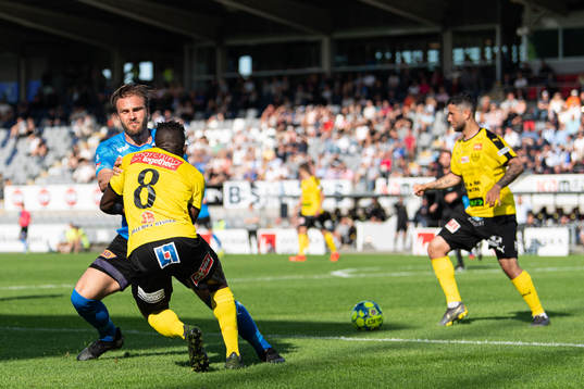 Halmstads Jesper Westerberg och Mjällbys Bubacarr Jobe