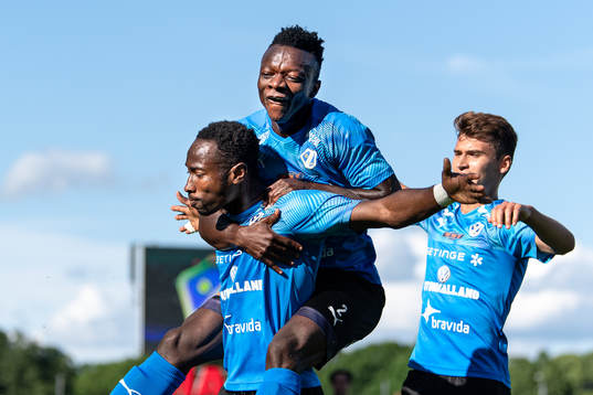 Halmstads Sadat Karim och Halmstads Thomas Boakye jublar