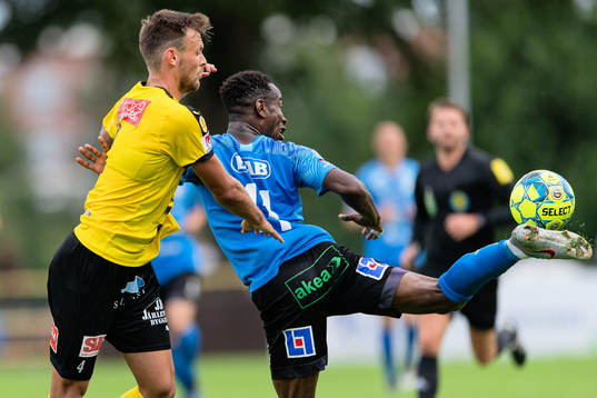 Mjällbys Max Watson och Halmstads Sadat Karim