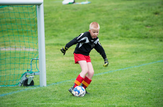 Rökes keeper sparkar in bollen i matchen mellan Hästveda