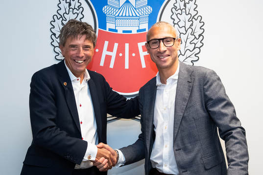 Ordförande Krister Azelius skakar hand med Henrik Larsson