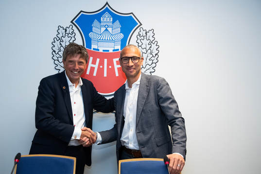 Ordförande Krister Azelius skakar hand med Henrik Larsson