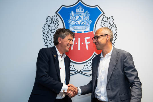 Ordförande Krister Azelius skakar hand med Henrik Larsson