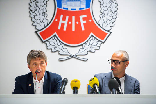 Ordförande Krister Azelius skakar och Henrik Larsson
