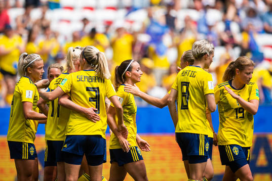 Kosovare Asllani of Sweden celebrate with team mates