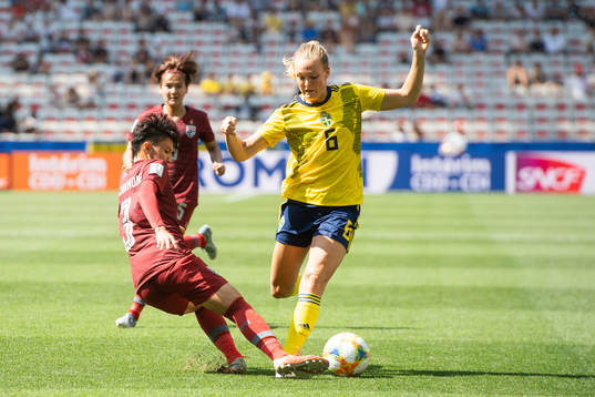 Natthakarn Chinwong of Thailand defend against Magdalena