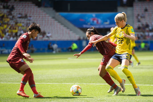 Pikul Khueanpet of Thailand and Olivia Schough of Sweden