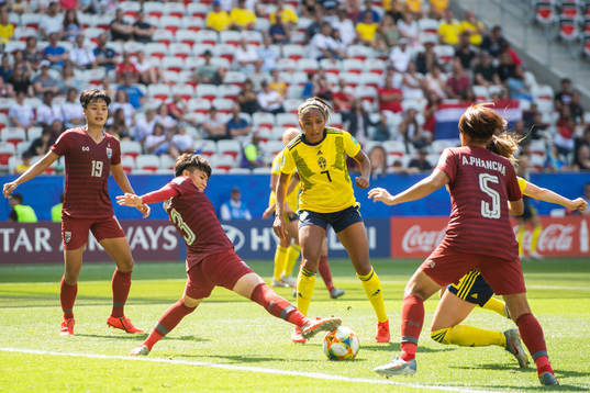 Natthakarn Chinwong of Thailand defend against Madelen