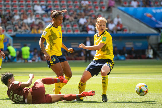 Pitsamai Sornsai of Thailand defend against Madelen Janogy