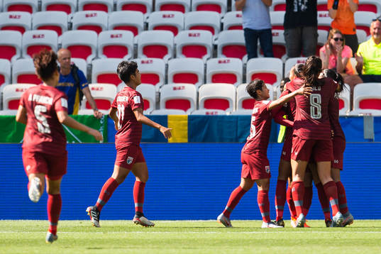 Kanjana Sung-Ngoen of Thailand celebrate with tema mates