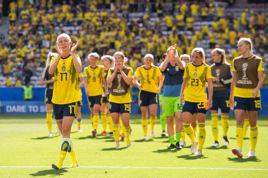 Caroline Seger and team mates recognize the audience