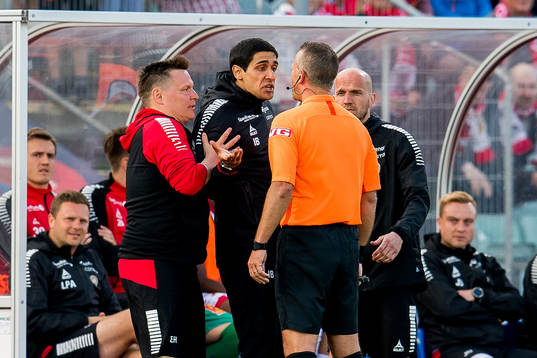 Ivan Baptista, coach of Tromsø, argues with Svein Oddvar