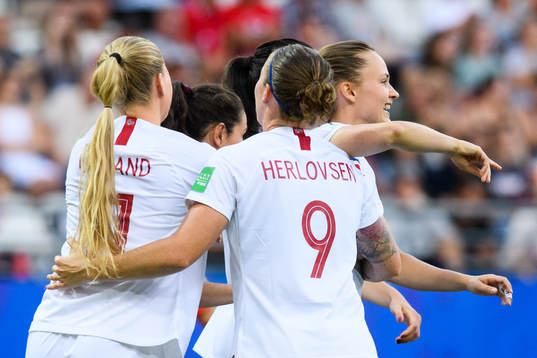 Caroline Graham Hansen of Norway celebrate with team mates