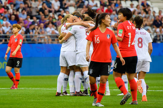 Caroline Graham Hansen of Norway celebrate with team mates