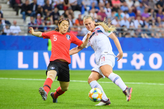 Kim Doyeon of South Korea and Lisa-Marie Karlseng Utland of