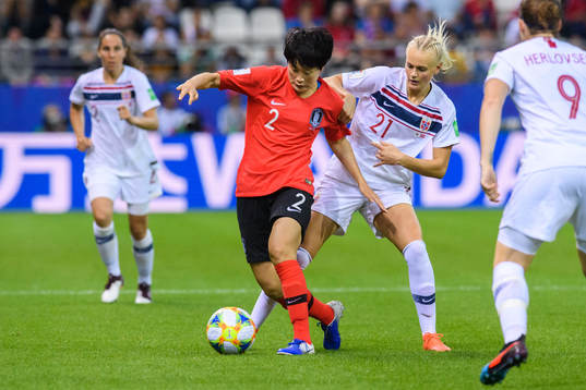 Lee Eunmi of South Korea and Karina Sævik of Norway