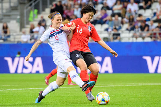 Isabell Lehn Herlovsen of Norway and Shin Damyeong of South