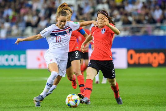 Caroline Graham Hansen of Norway and Kim Doyeon of South