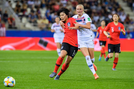Shin Damyeong of South Korea and Karina Sævik of Norway