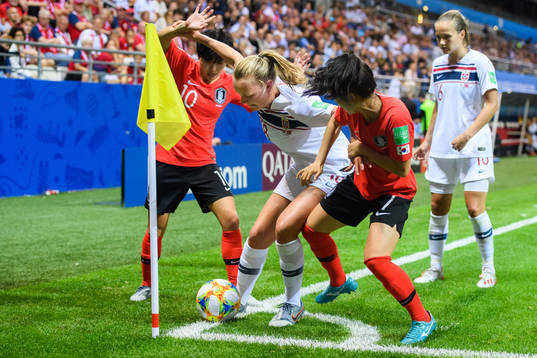 Ji Soyun and Lee Mina of South Korea against Frida