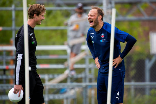 Sjukgymnast Markus Pettersson och Andreas Granqvist skrattar