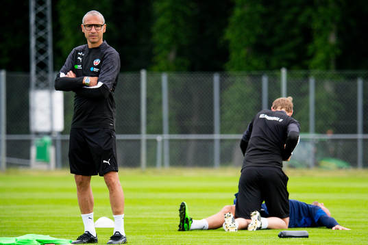 Tränare Henrik Larsson följer spelet samtidigt som