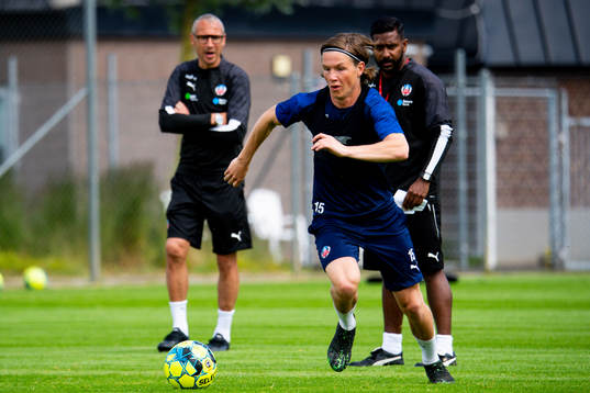 Max Svensson följs av tränare Henrik Larsson i bakgrunden