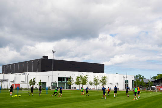 Översiktsbild över en fotbollsträning med Helsingborg