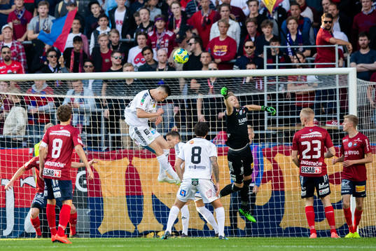 Örgrytes målvakt Fredrik Andersson boxar bort en boll