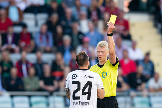 GAIS Evaldo Nascimento Lamaur Neto får gult kort av domare