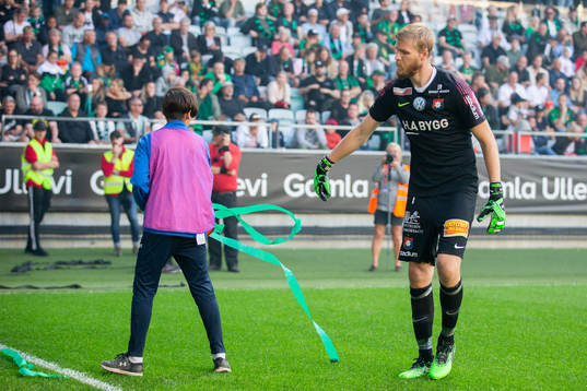 Örgrytes målvakt Fredrik Andersson plockar undan